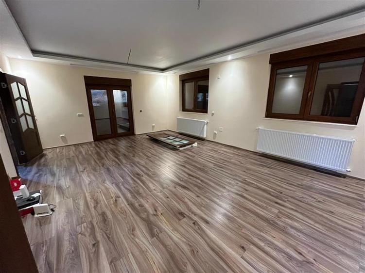 Casă individuală cu 5 camere cu Teren 600 Mp în Exterior Est