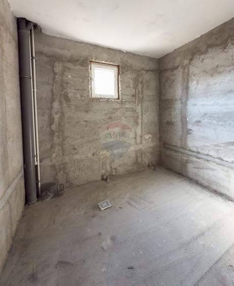 Casă cu 8 camere cu Teren 440 Mp în Central