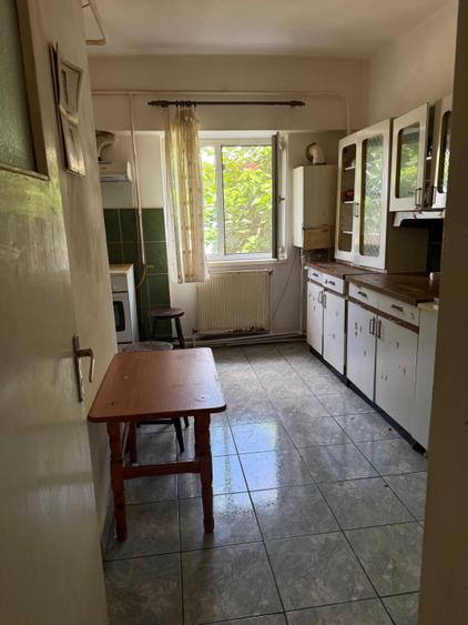 Apartament cu 3 camere semidecomandat în Central