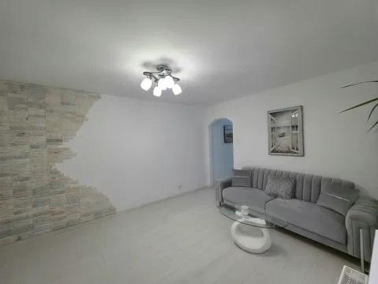 Apartament cu 3 camere semidecomandat, mobilat în Gorjului