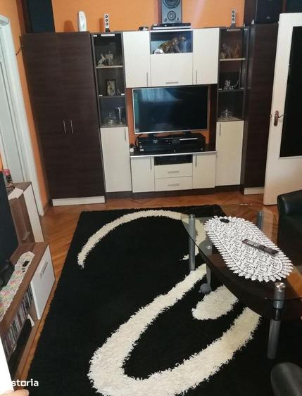Apartament cu 3 camere semidecomandat în Botizului