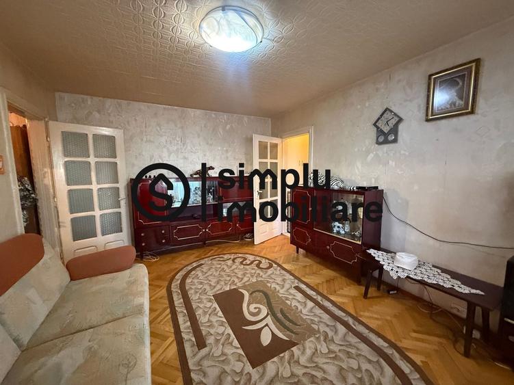 Apartament cu 3 camere semidecomandat, mobilat în Craiovița Nouă