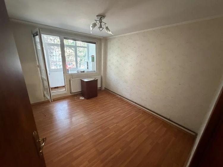 Apartament cu 3 camere semidecomandat în Drumul Taberei