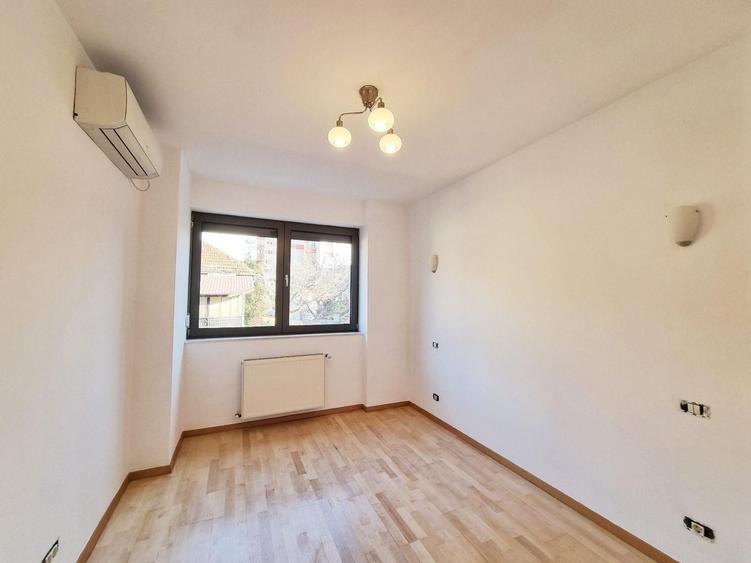 Apartament cu 4 camere semidecomandat în Capitale