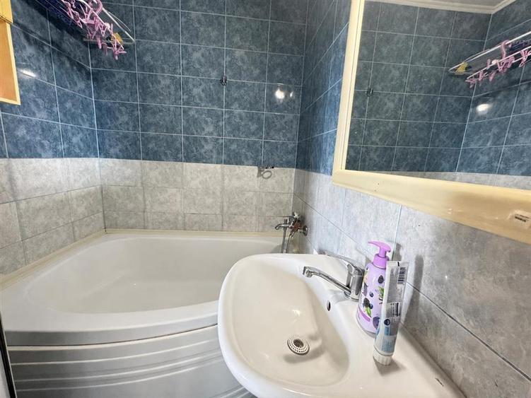 Apartament cu 3 camere semidecomandat, mobilat în Central