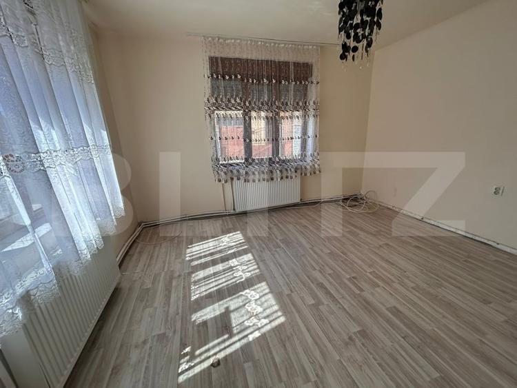 Casă individuală cu 5 camere cu Canalizare în Ghirodei