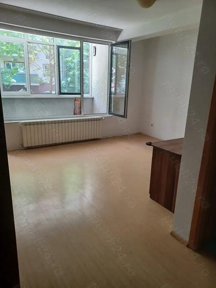 Garsonieră decomandată în Roșu