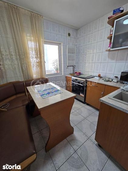 Apartament cu 3 camere decomandat în Nicolina