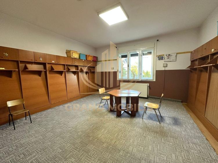 Casă individuală cu 12 camere cu Piscina în Complex Studențesc