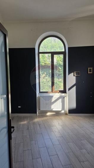 Casă individuală cu 15 camere cu Teren 520 Mp în Mitropolie