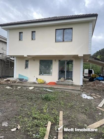 Casă individuală cu 4 camere cu Canalizare în Luna de Sus