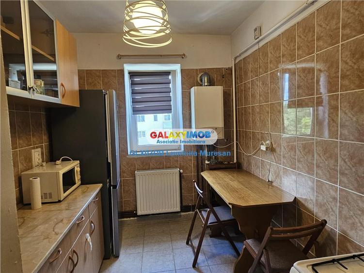 Apartament cu 3 camere semidecomandat, mobilat în Micro 9