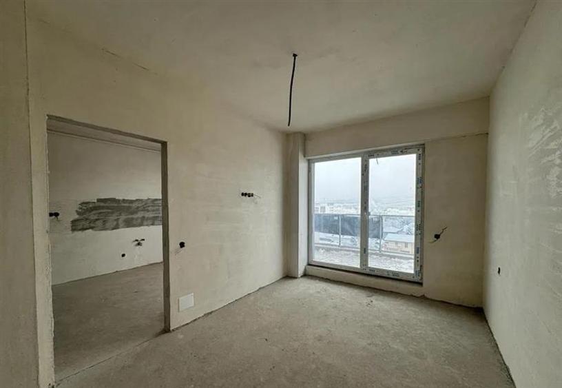 Apartament cu 4 camere semidecomandat în Mărăști