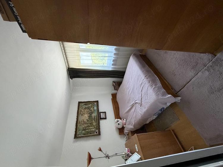Apartament cu 3 camere semidecomandat în Craiovița Nouă