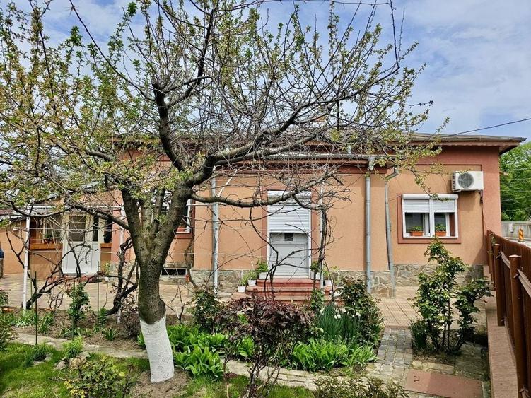 Casă cu 4 camere decomandat cu Teren 500 Mp în Central