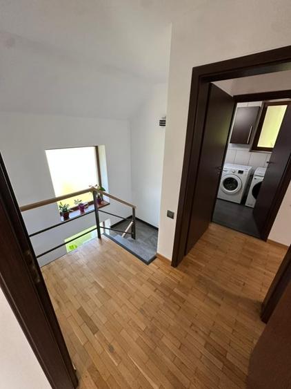 Casă individuală cu 5 camere cu Canalizare în Tăuți