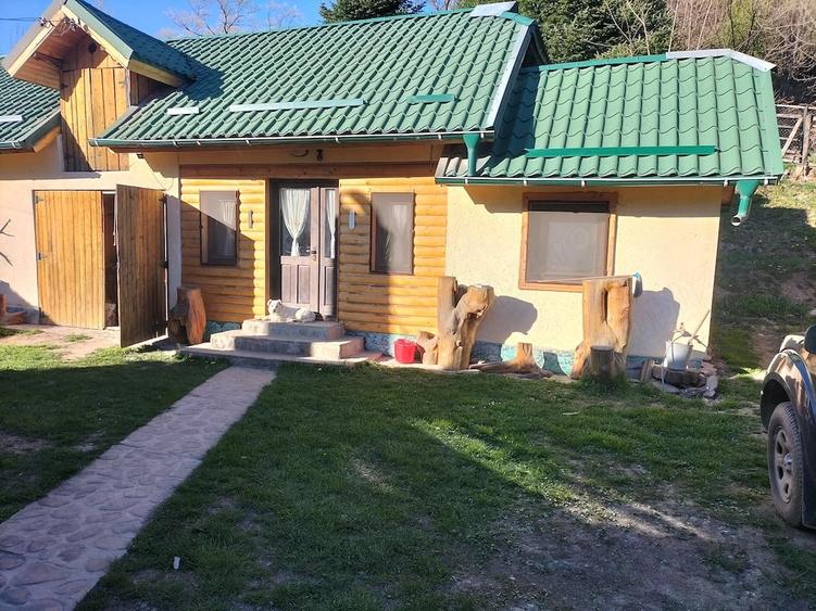 Casă cu 6 camere cu Teren 1300 Mp în Periferie