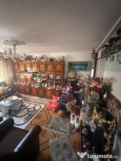 Apartament cu 4 camere decomandat, mobilat în Poarta 6