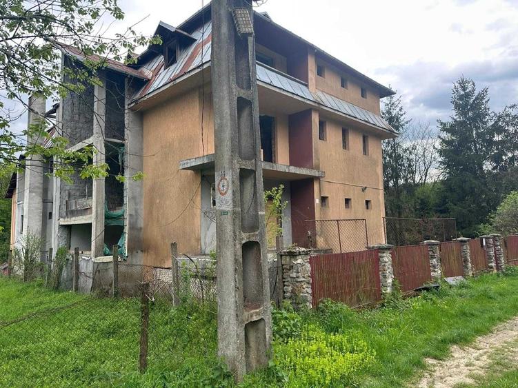 Casă cu 4 camere în Hotarele