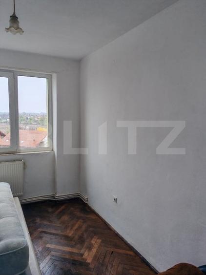 Apartament cu 3 camere semidecomandat în Botizului