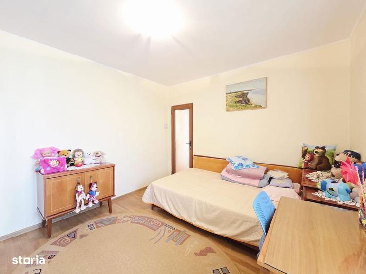 Apartament cu 3 camere semidecomandat, mobilat în Micro 16