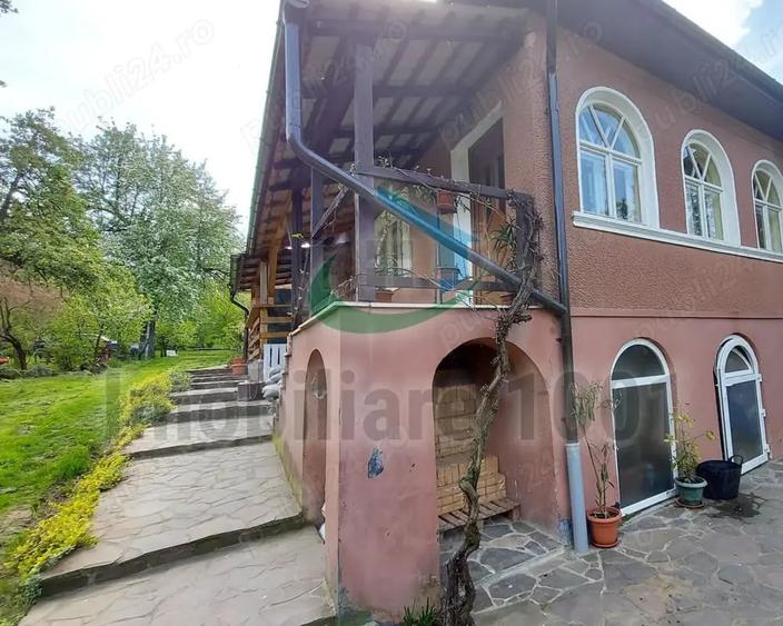Casă cu 4 camere cu Teren 2431 Mp în Curtuiușu Mare