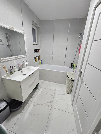 Apartament cu 3 camere semidecomandat în Florești