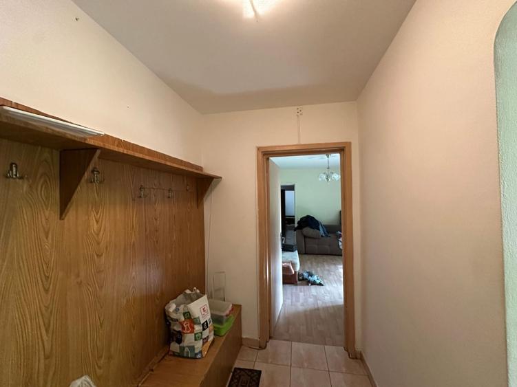 Apartament cu 3 camere semidecomandat în Berceni