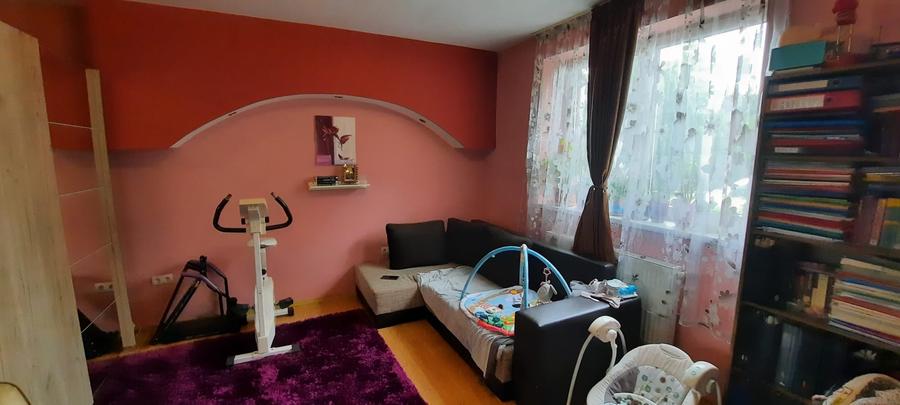 Casă individuală cu 7 camere cu Canalizare în Central