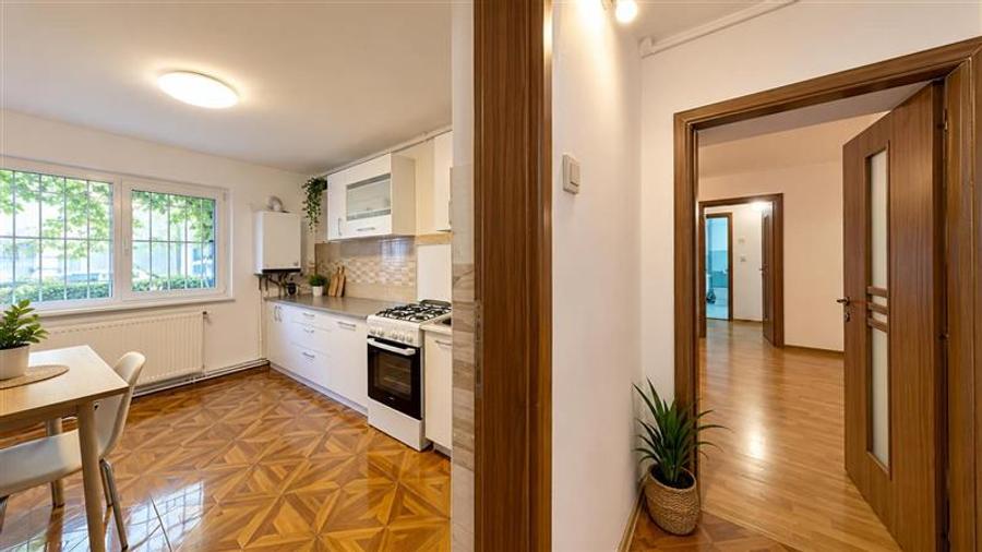 Apartament cu 3 camere decomandat, mobilat în Tractorul