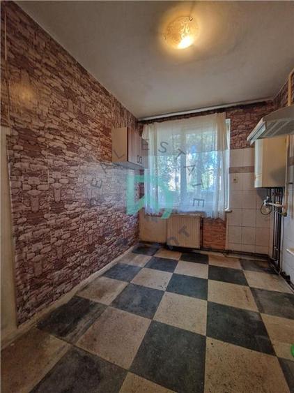 Apartament cu 3 camere semidecomandat în Tractorul