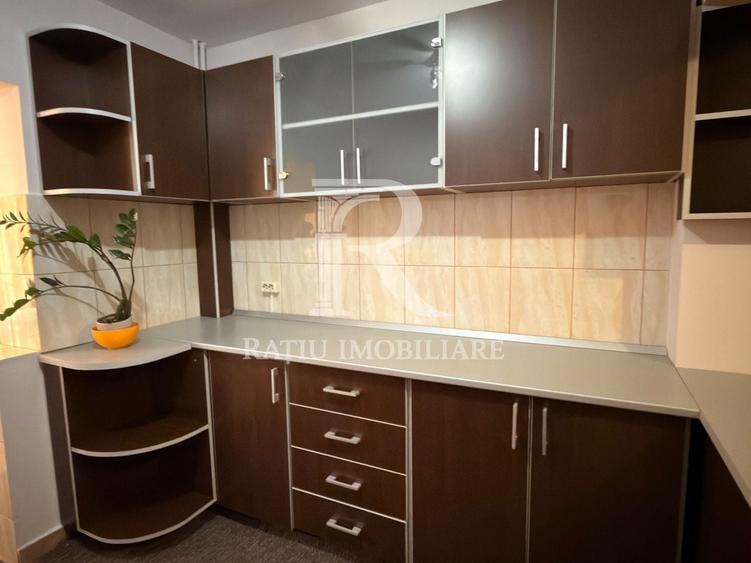 Apartament cu 2 camere semidecomandat, mobilat în Decebal