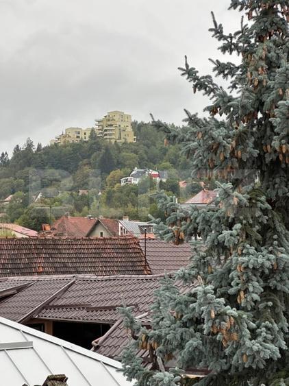 Casă individuală cu 8 camere cu Canalizare în Central