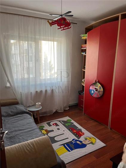 Apartament cu 4 camere decomandat în Dâmbovița