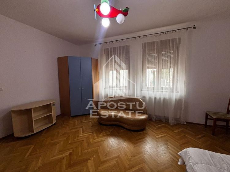 Apartament cu 4 camere semidecomandat, mobilat în Central