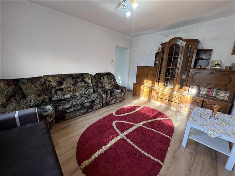 Apartament cu 2 camere nedecomandat, mobilat în Narcisa