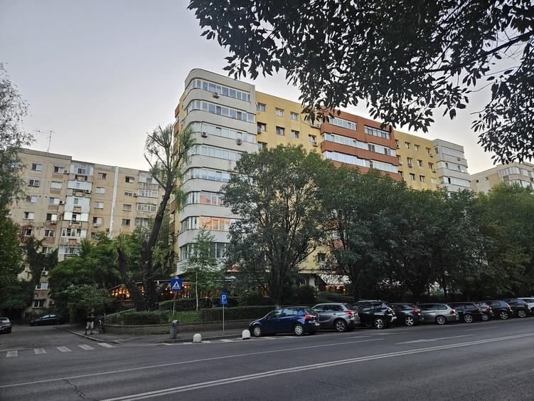 Apartament cu 3 camere semidecomandat în Văcăresti