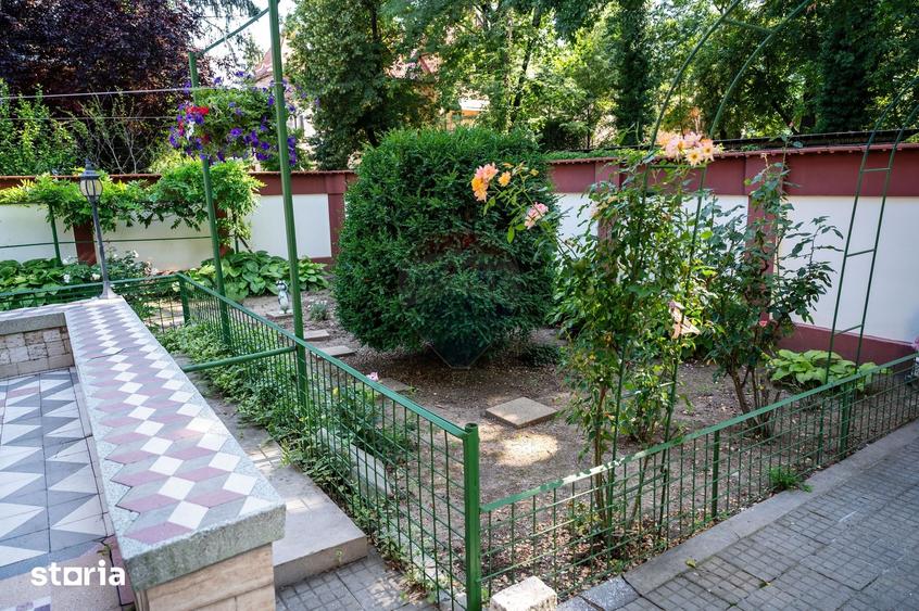 Casă cu 8 camere cu Teren 524 Mp în Aviatorilor