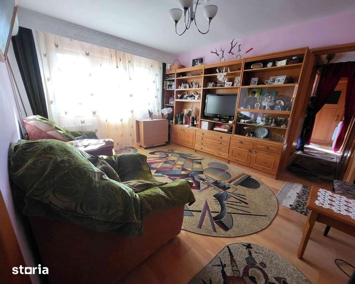 Apartament cu 3 camere semidecomandat în Letea