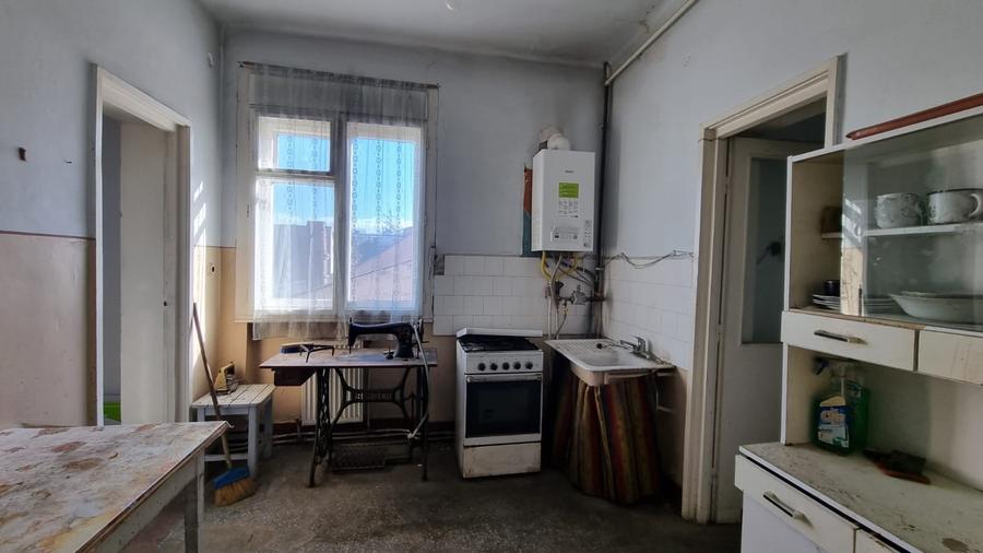 Apartament cu 3 camere semidecomandat în Central