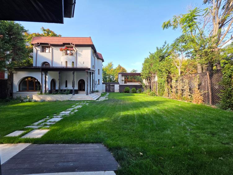 Casă individuală cu 9 camere cu Garaj în Timpuri Noi