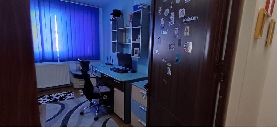 Apartament cu 3 camere decomandat în Micro 6