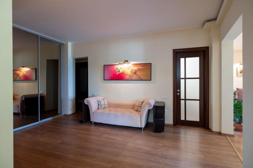Apartament cu 3 camere decomandat, mobilat în Peninsula