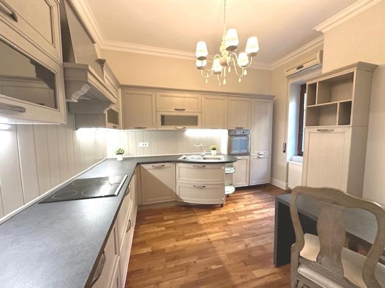 Apartament cu 5 camere semidecomandat, mobilat în Capitale