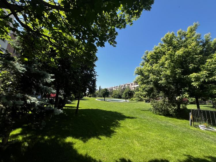 Apartament cu 3 camere semidecomandat în Pipera