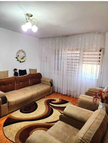Apartament cu 3 camere semidecomandat în Hârșova