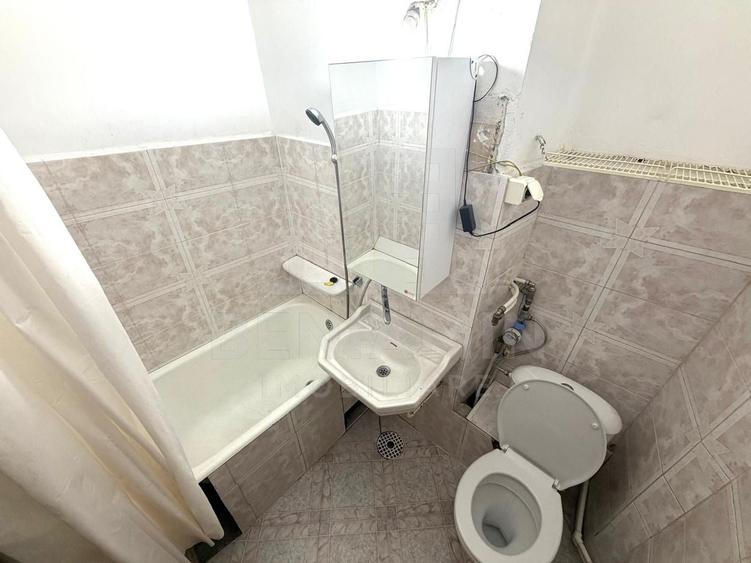 Apartament cu 3 camere semidecomandat, mobilat în Craiovița Nouă