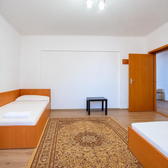 Casă individuală cu 11 camere cu Canalizare în Central