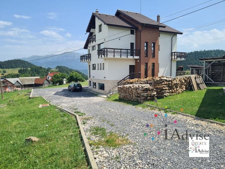 Casă individuală cu 12 camere cu Canalizare în Fundata