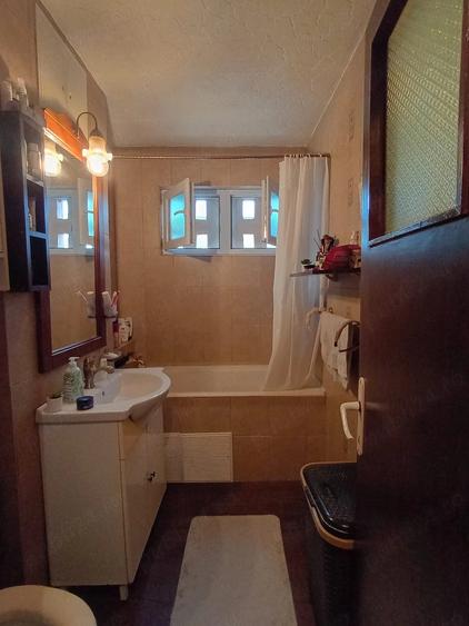 Apartament cu 3 camere semidecomandat în Valea Rosie